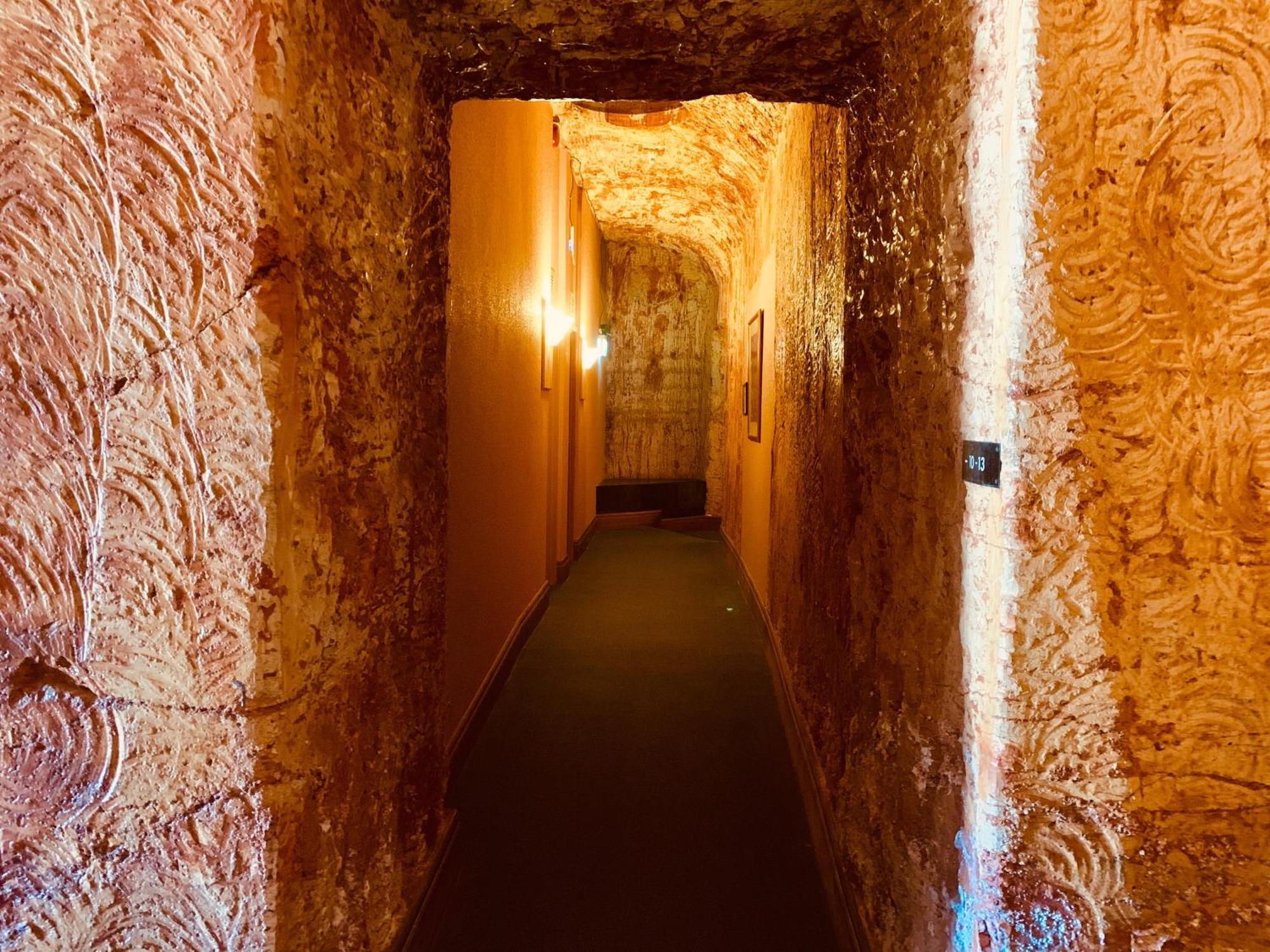 Desert Cave Hotel Coober Pedy Bagian luar foto