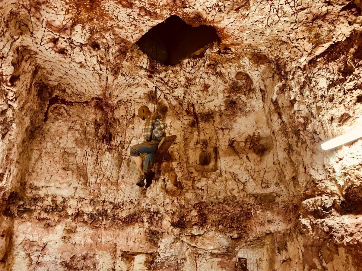 Desert Cave Hotel Coober Pedy Bagian luar foto